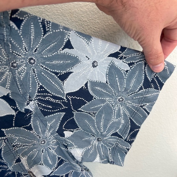 Mens Eddie Bauer button down blue floral shirt - Picture 4 of 7